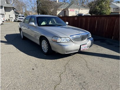 Used 2005 Lincoln Town Car Signature