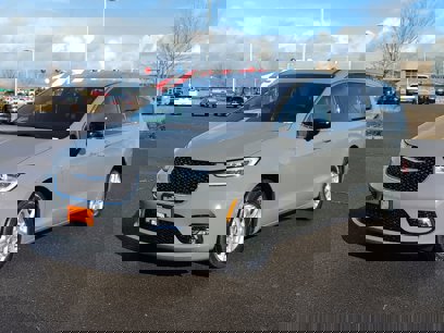New 2025 Chrysler Pacifica Select