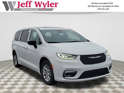 New 2025 Chrysler Pacifica Select w/ Uconnect Theater Family Group