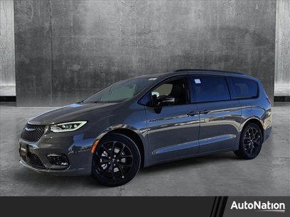 New 2025 Chrysler Pacifica Limited w/ Uconnect Theater Family Group