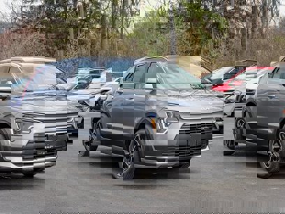 New 2025 Kia Niro LX