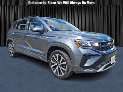 Used 2024 Volkswagen Taos SE w/ Panoramic Sunroof Package