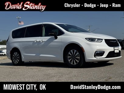 Used 2024 Chrysler Pacifica Select