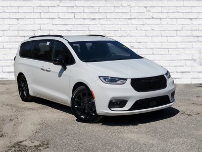 New 2024 Chrysler Pacifica Touring-L w/ Uconnect Theater Family Group