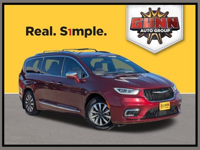 Used 2021 Chrysler Pacifica Limited w/ Uconnect Theater Family Group