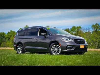 Used 2021 Chrysler Pacifica Touring-L w/ Uconnect Theater Family Group