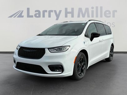 New 2025 Chrysler Pacifica Premium