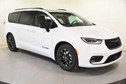 New 2025 Chrysler Pacifica Select