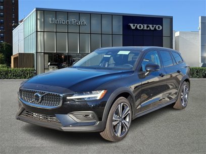 New 2025 Volvo V60 B5 Cross Country Plus w/ Protection Package Premier