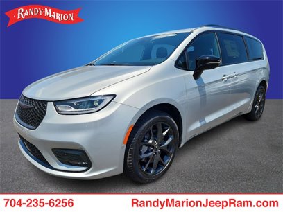 New 2023 Chrysler Pacifica Limited w/ S Appearance Package
