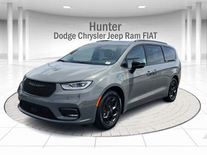 New 2025 Chrysler Pacifica Select