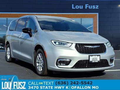 New 2026 Chrysler Pacifica Select