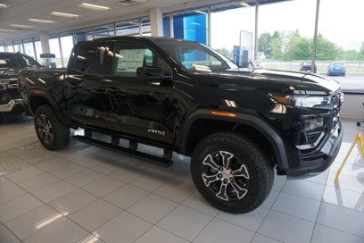 New 2025 GMC Canyon AT4