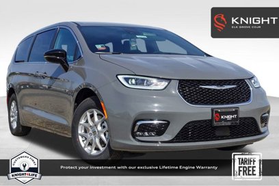 New 2025 Chrysler Pacifica Select w/ Uconnect Theater Family Group