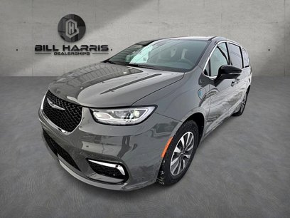 New 2025 Chrysler Pacifica Select w/ Uconnect Theater Family Group