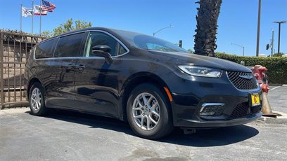 Used 2024 Chrysler Pacifica Touring-L