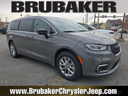 New 2025 Chrysler Pacifica Select