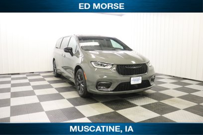 New 2024 Chrysler Pacifica Limited w/ Uconnect Theater Family Group