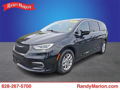 Used 2025 Chrysler Pacifica Select