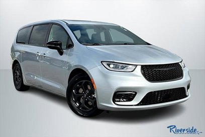 Certified 2023 Chrysler Pacifica Limited w/ S Appearance Package