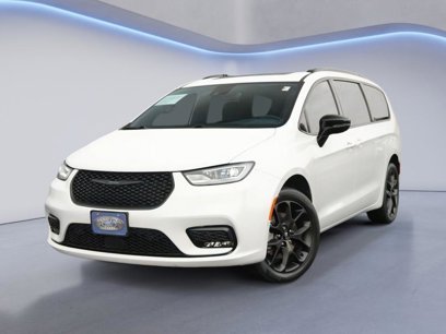 Used 2023 Chrysler Pacifica Limited w/ S Appearance Package