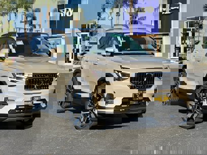 New 2025 Volvo XC40 B5 Plus w/ Climate Package