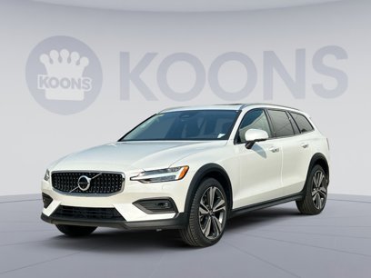 New 2025 Volvo V60 B5 Cross Country Plus w/ Protection Package Premier