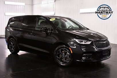 Used 2022 Chrysler Pacifica Limited w/ Uconnect Theater Family Group