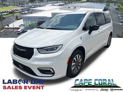 New 2025 Chrysler Pacifica Select w/ Uconnect Theater Family Group