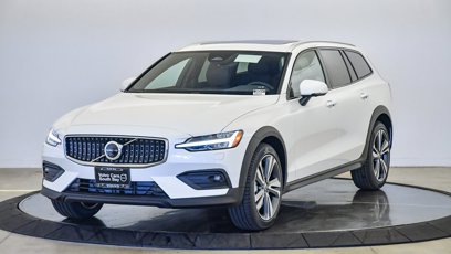 New 2026 Volvo V60 B5 Cross Country Plus w/ Climate Package