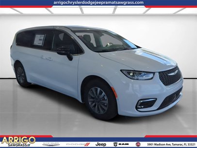 New 2025 Chrysler Pacifica Select
