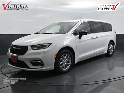 New 2025 Chrysler Pacifica Select
