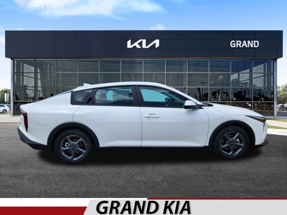 New 2025 Kia K4 LXS