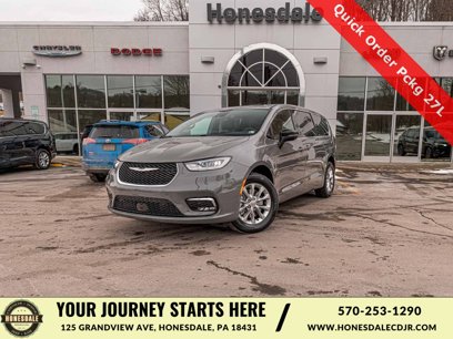New 2025 Chrysler Pacifica Select w/ Uconnect Theater Family Group