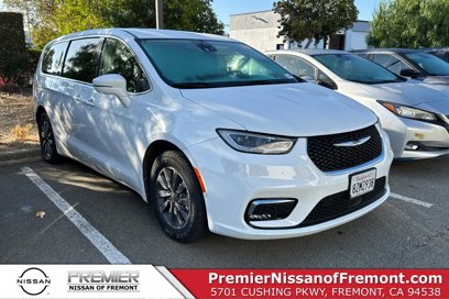 Used 2022 Chrysler Pacifica Touring-L w/ Uconnect Theater Family Group