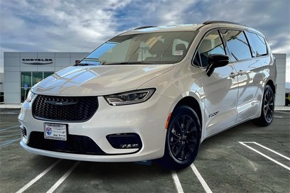 New 2025 Chrysler Pacifica Select w/ Fav Edition Package
