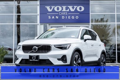 New 2025 Volvo XC40 B5 Plus w/ Climate Package
