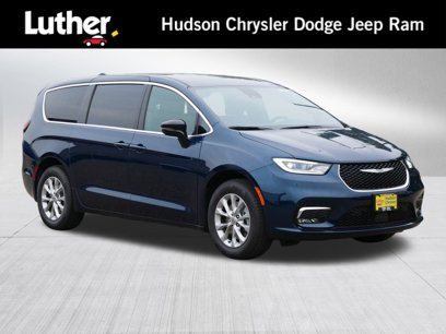 New 2025 Chrysler Pacifica Select