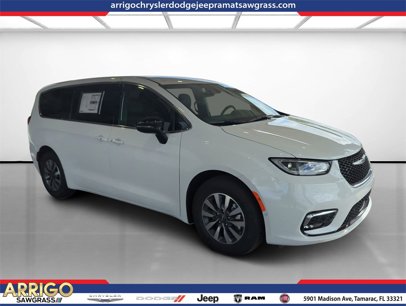 New 2025 Chrysler Pacifica Select