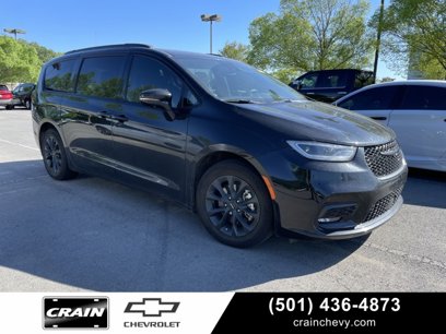Used 2021 Chrysler Pacifica Touring w/ Uconnect Theater Family Group