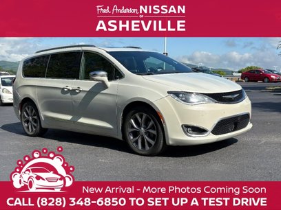 Used 2020 Chrysler Pacifica Limited w/ Tire & Wheel Group