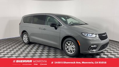 New 2025 Chrysler Pacifica Select