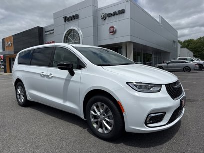 New 2025 Chrysler Pacifica Select