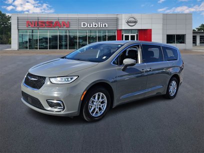 Used 2023 Chrysler Pacifica Touring-L w/ Uconnect Theater Family Group