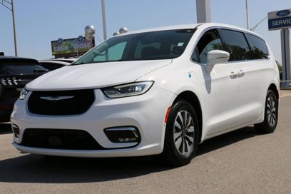 Used 2022 Chrysler Pacifica Touring-L w/ Uconnect Theater Family Group