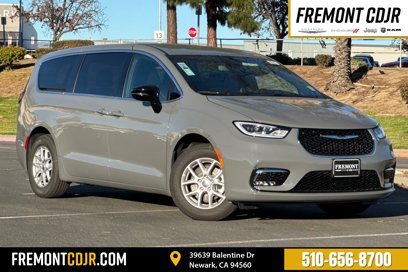 New 2025 Chrysler Pacifica Select
