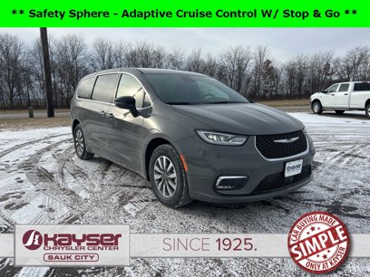 New 2025 Chrysler Pacifica Select