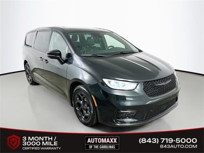 Used 2022 Chrysler Pacifica Limited w/ Uconnect Theater Family Group