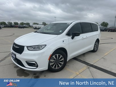 New 2025 Chrysler Pacifica Select