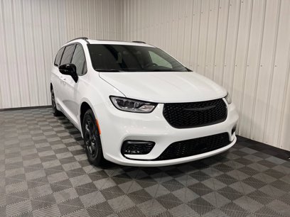 New 2025 Chrysler Pacifica Premium